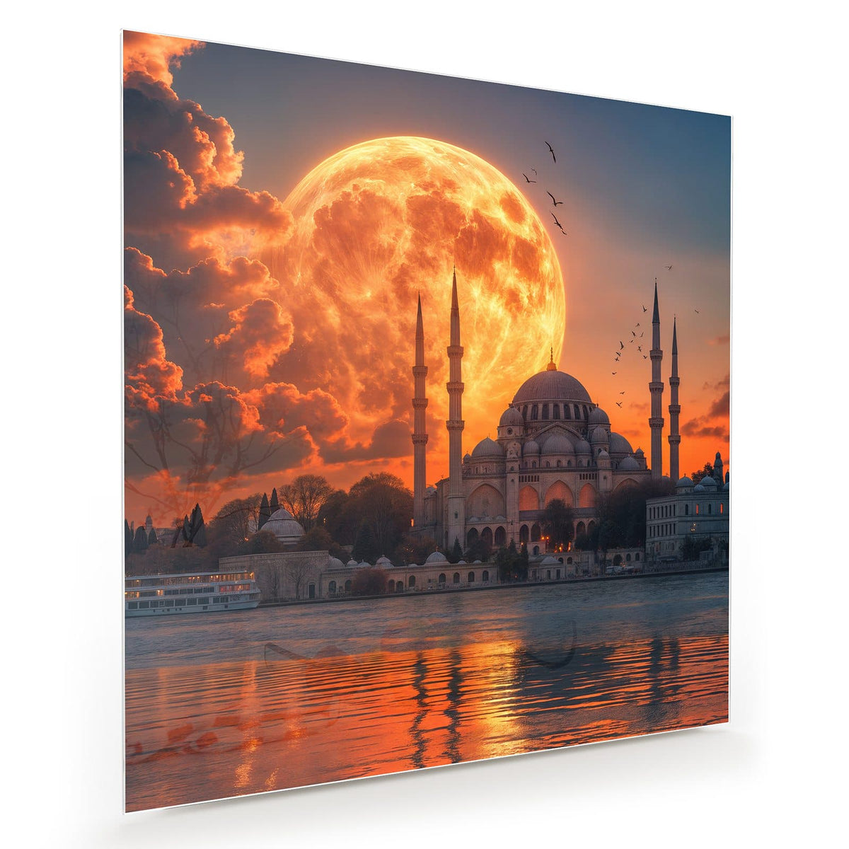 Riesiger orangeroter Mond hinter Moschee mit Kuppel und vier Minaretten, Spiegelung im Wasser