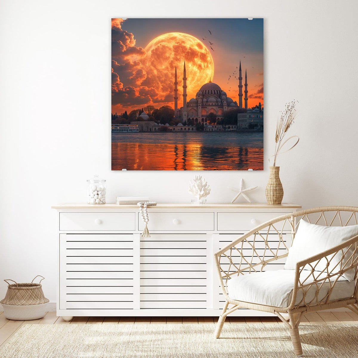 Glasbild Mond über der Moschee an der Wand – Riesiger orangeroter Mond hinter Moschee mit Kuppel und vier Minaretten, Spiegelung im Wasser