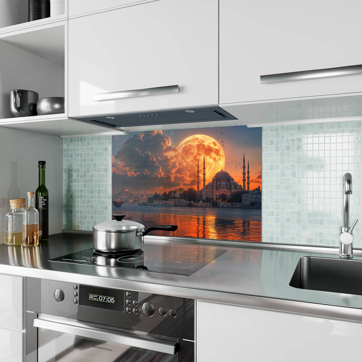 Küchenrückwand aus Glas Mond über der Moschee im Hochformat als Spritzschutz hinter dem Kochfeld, über dem Fliesenspiegel montiert