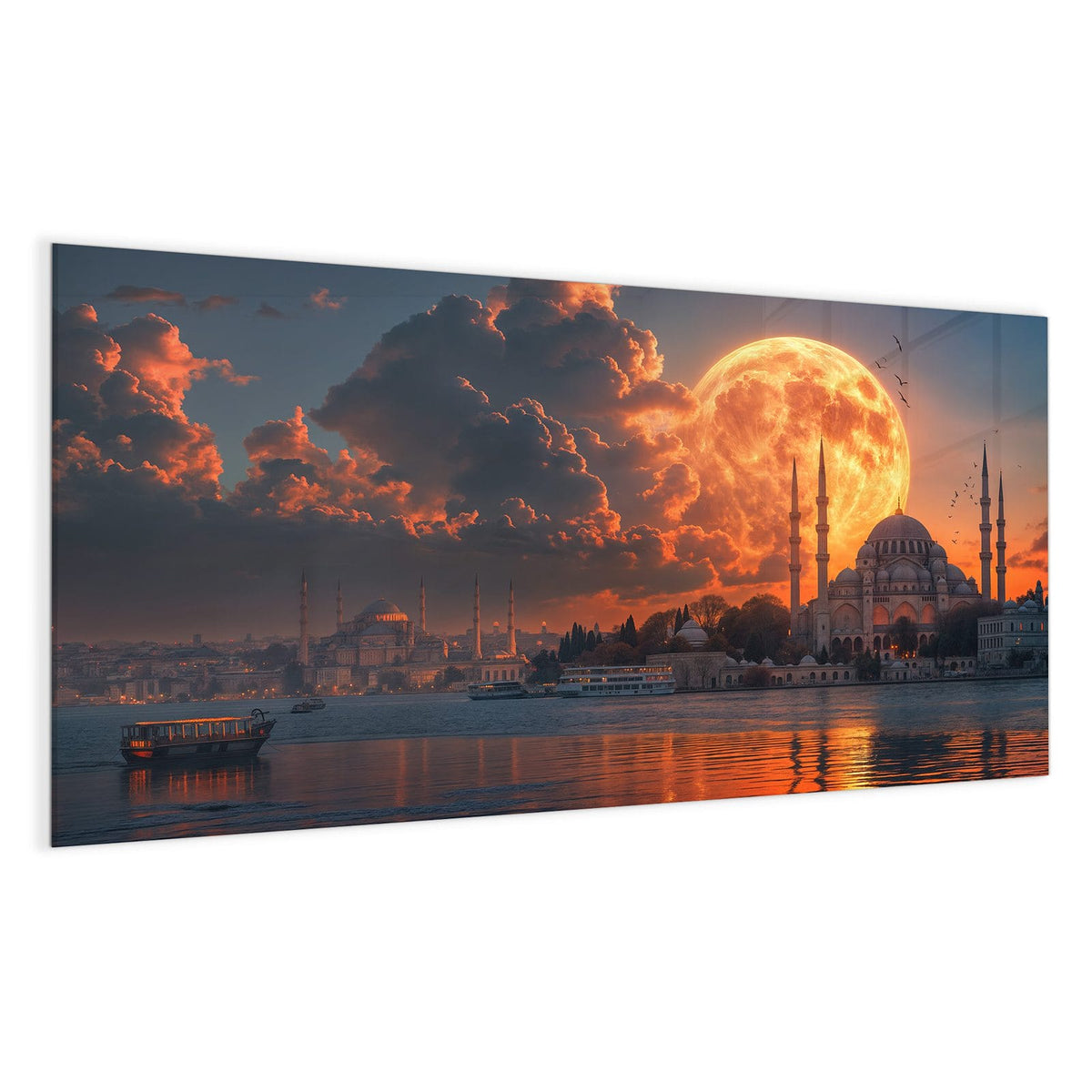 Riesiger orangeroter Mond hinter Moschee mit Kuppel und vier Minaretten, Spiegelung im Wasser