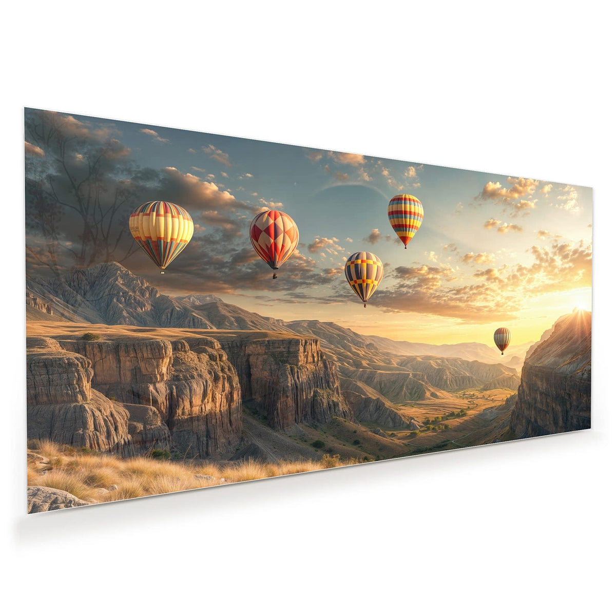 Vier Heißluftballons über einer Canyonlandschaft im Abendlicht, Picknicktisch im Vordergrund