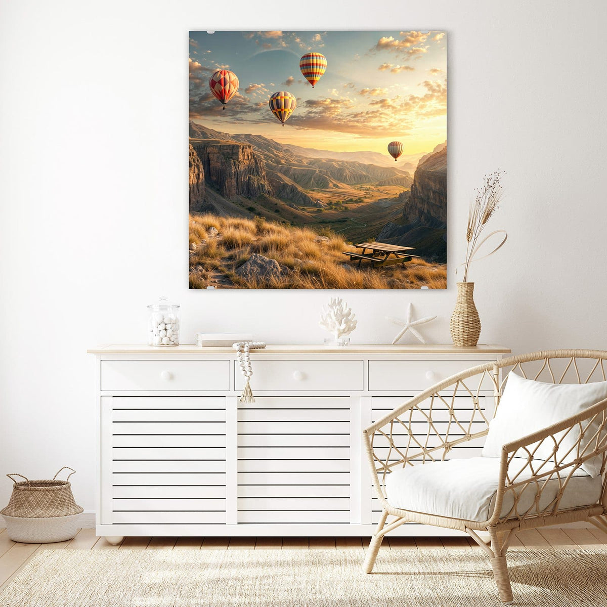 Glasbild Heißluftballons an der Wand – Vier Heißluftballons über einer Canyonlandschaft im Abendlicht, Picknicktisch im Vordergrund