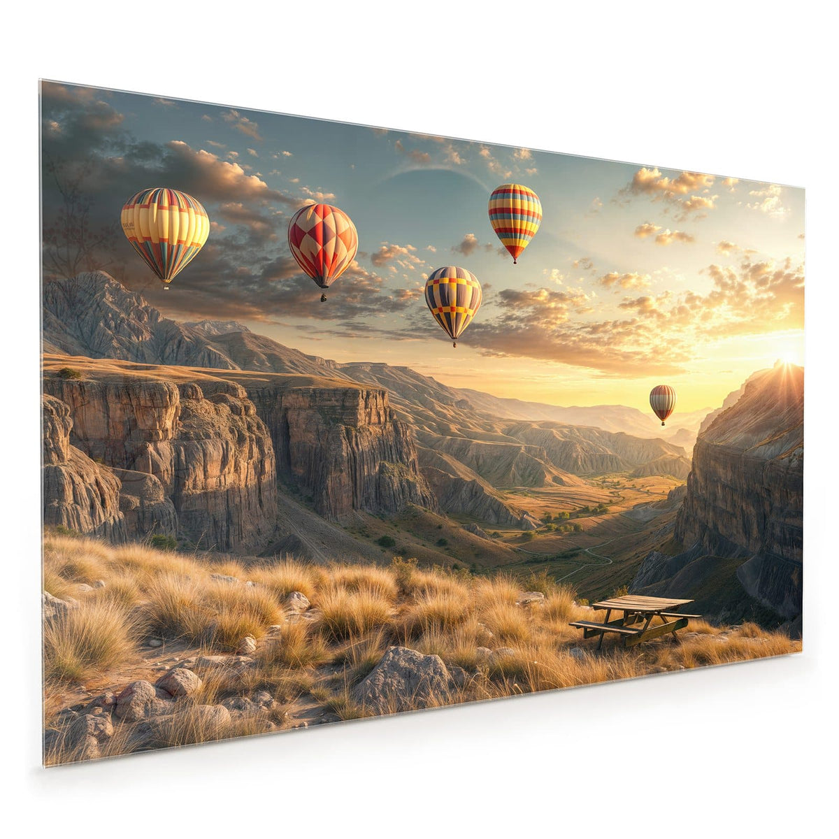 Küchenrückwand aus Glas im Hochformat: Vier Heißluftballons über einer Canyonlandschaft im Abendlicht, Picknicktisch im Vordergrund