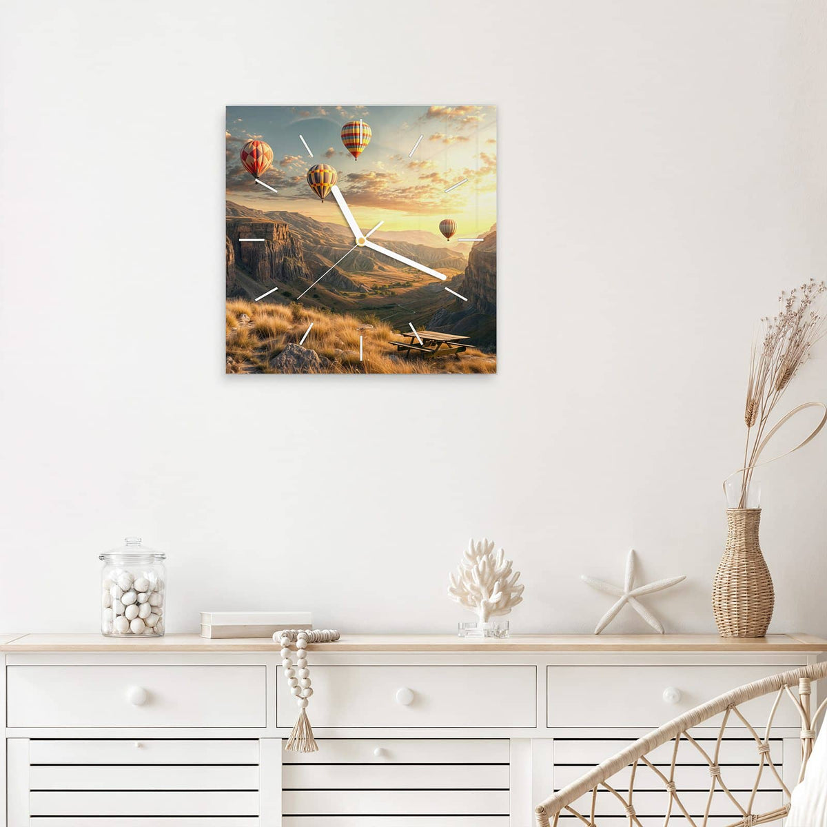 Quadratische Wanduhr aus Glas Heißluftballons mit Ziffernblatt Linie über einem weißen Sideboard