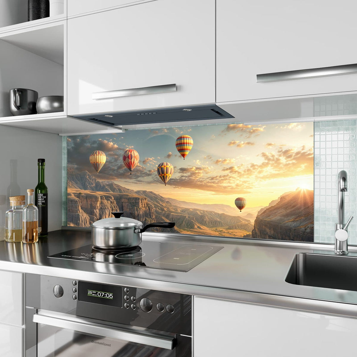 Küchenrückwand aus Glas Heißluftballons im Hochformat als Spritzschutz hinter dem Kochfeld, über dem Fliesenspiegel montiert