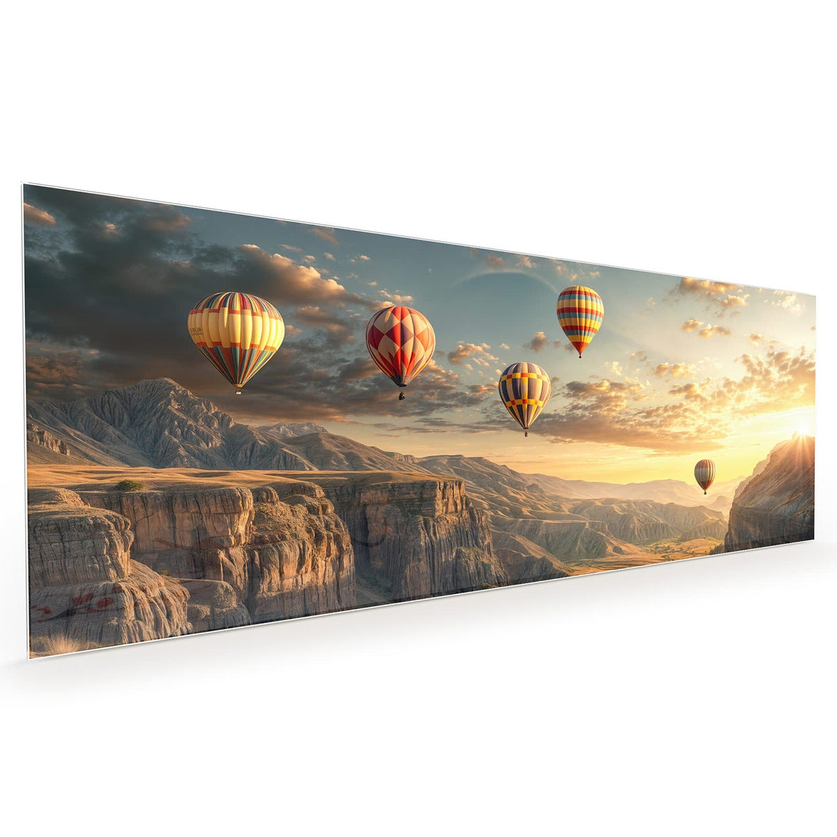 Küchenrückwand aus Glas im Hochformat: Vier Heißluftballons über einer Canyonlandschaft im Abendlicht, Picknicktisch im Vordergrund #grösse_40 x 100 cm #grösse_50 x 125 cm #grösse_60 x 150 cm