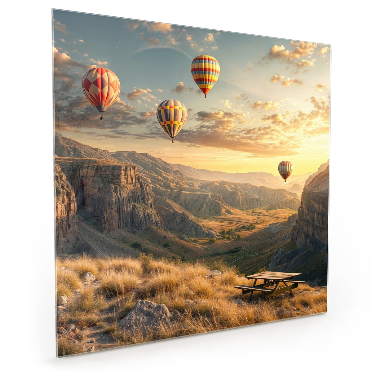 Küchenrückwand aus Glas im quadratischen Format: Vier Heißluftballons über einer Canyonlandschaft im Abendlicht, Picknicktisch im Vordergrund #grösse_40 x 40 cm #grösse_50 x 50 cm #grösse_60 x 60 cm