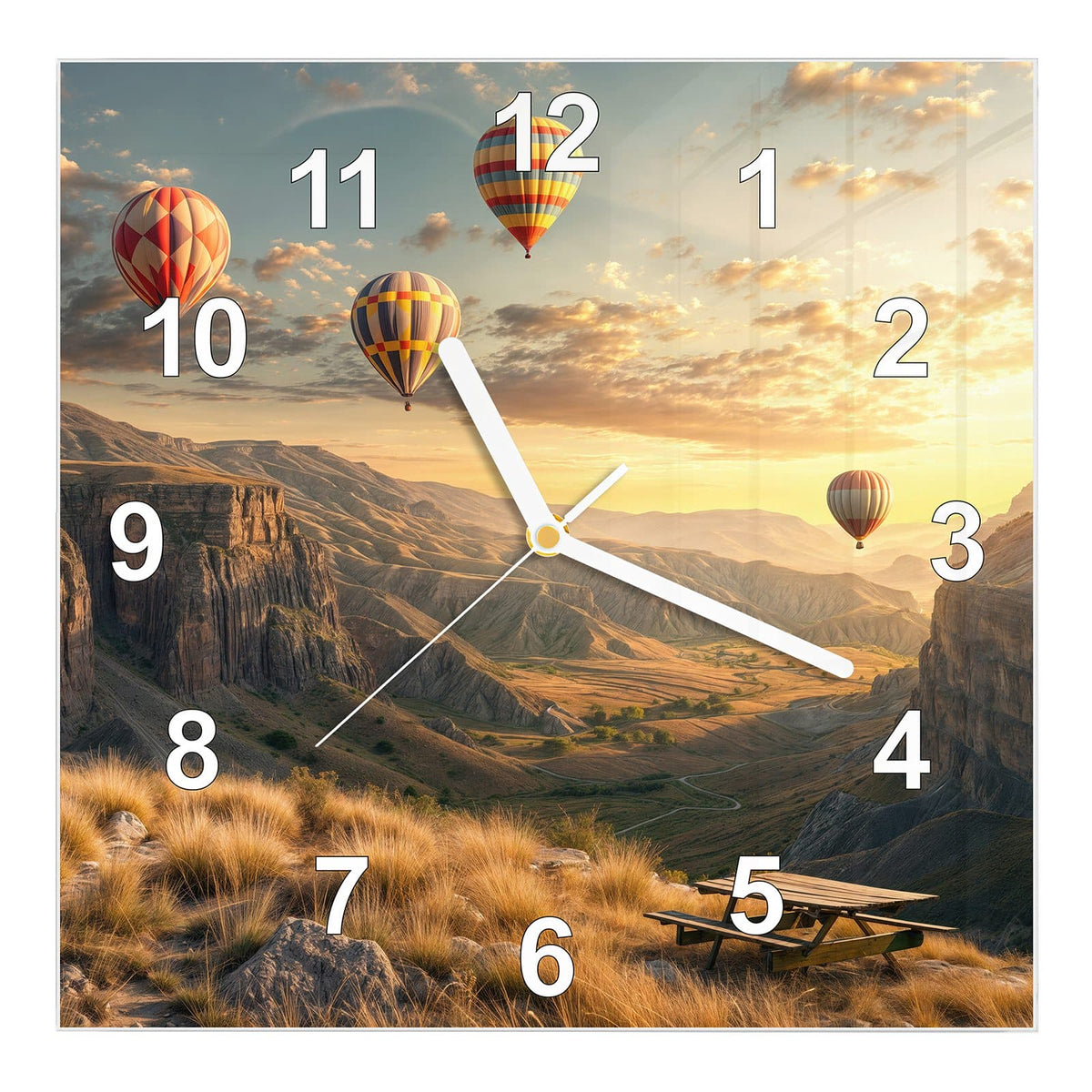 Wanduhr aus Glas, Ziffernblatt Modern: Vier Heißluftballons über einer Canyonlandschaft im Abendlicht, Picknicktisch im Vordergrund #ziffernblatt_Modern