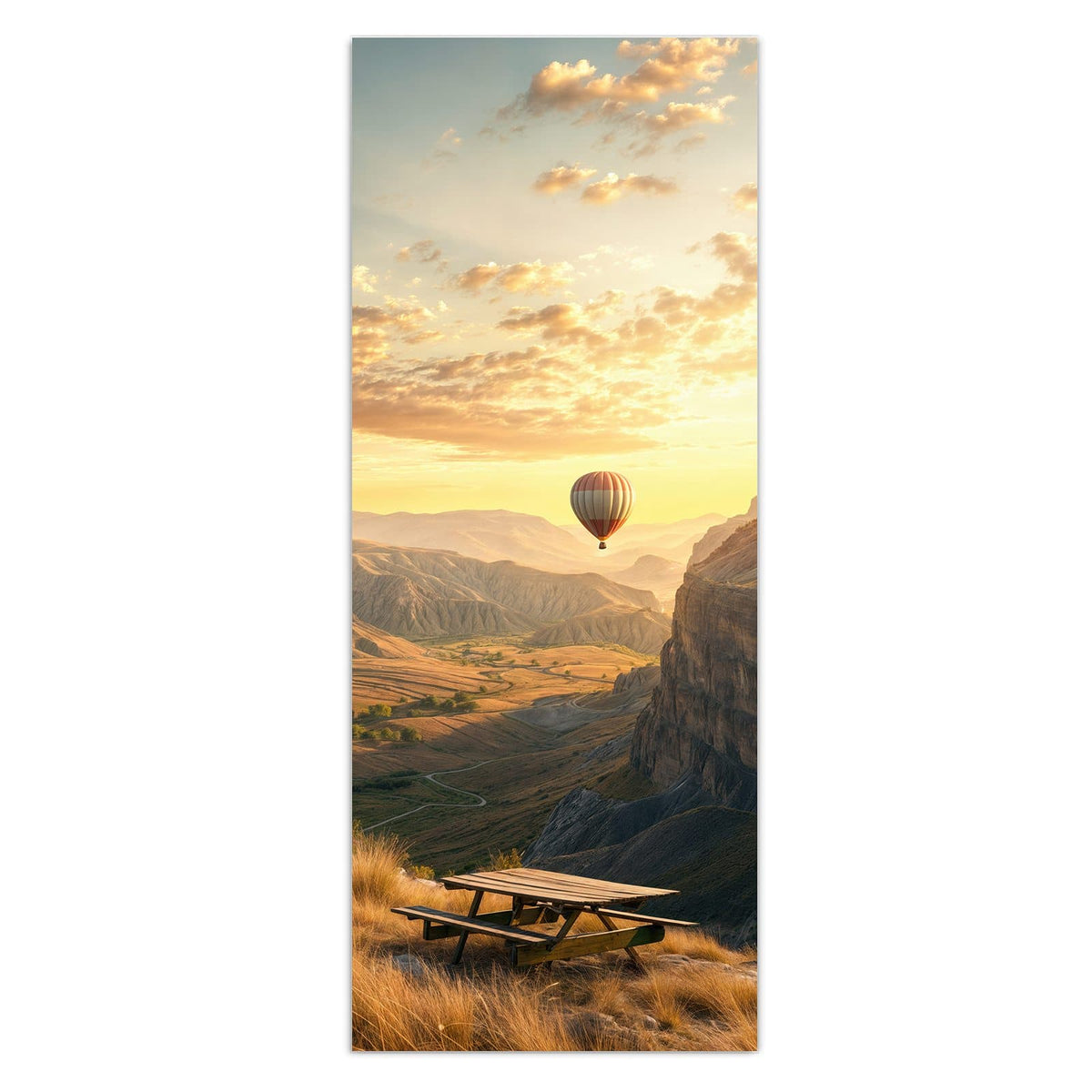 Vier Heißluftballons über einer Canyonlandschaft im Abendlicht, Picknicktisch im Vordergrund