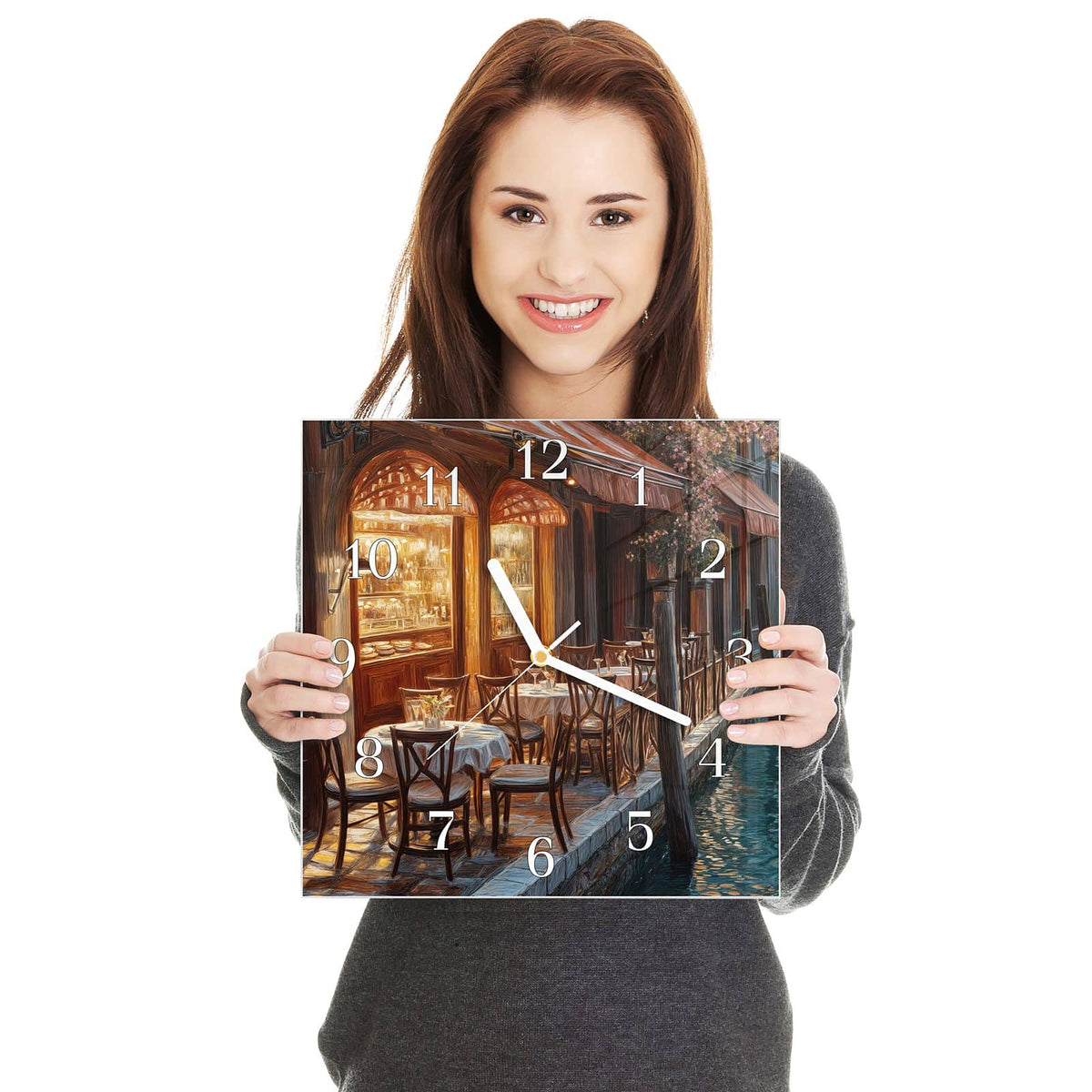 Quadratische Wanduhr aus Glas Kanalcafé in Venedig in zwei Händen gehalten – Größenvergleich, 30 × 30 cm