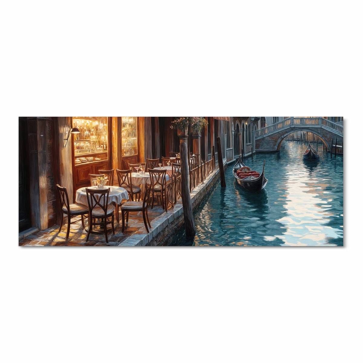 Venezianisches Café am Kanal: gedeckte Tische, Stühle und warm erleuchtete Fenster am Wasser