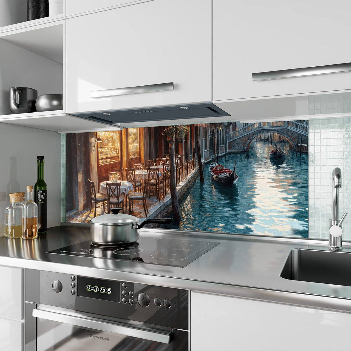 Küchenrückwand aus Glas Kanalcafé in Venedig im Hochformat als Spritzschutz hinter dem Kochfeld, über dem Fliesenspiegel montiert