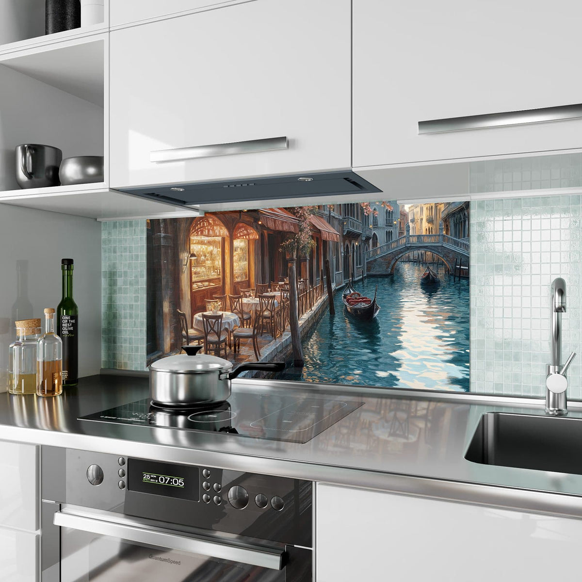 Küchenrückwand aus Glas Kanalcafé in Venedig im Hochformat als Spritzschutz hinter dem Kochfeld, über dem Fliesenspiegel montiert