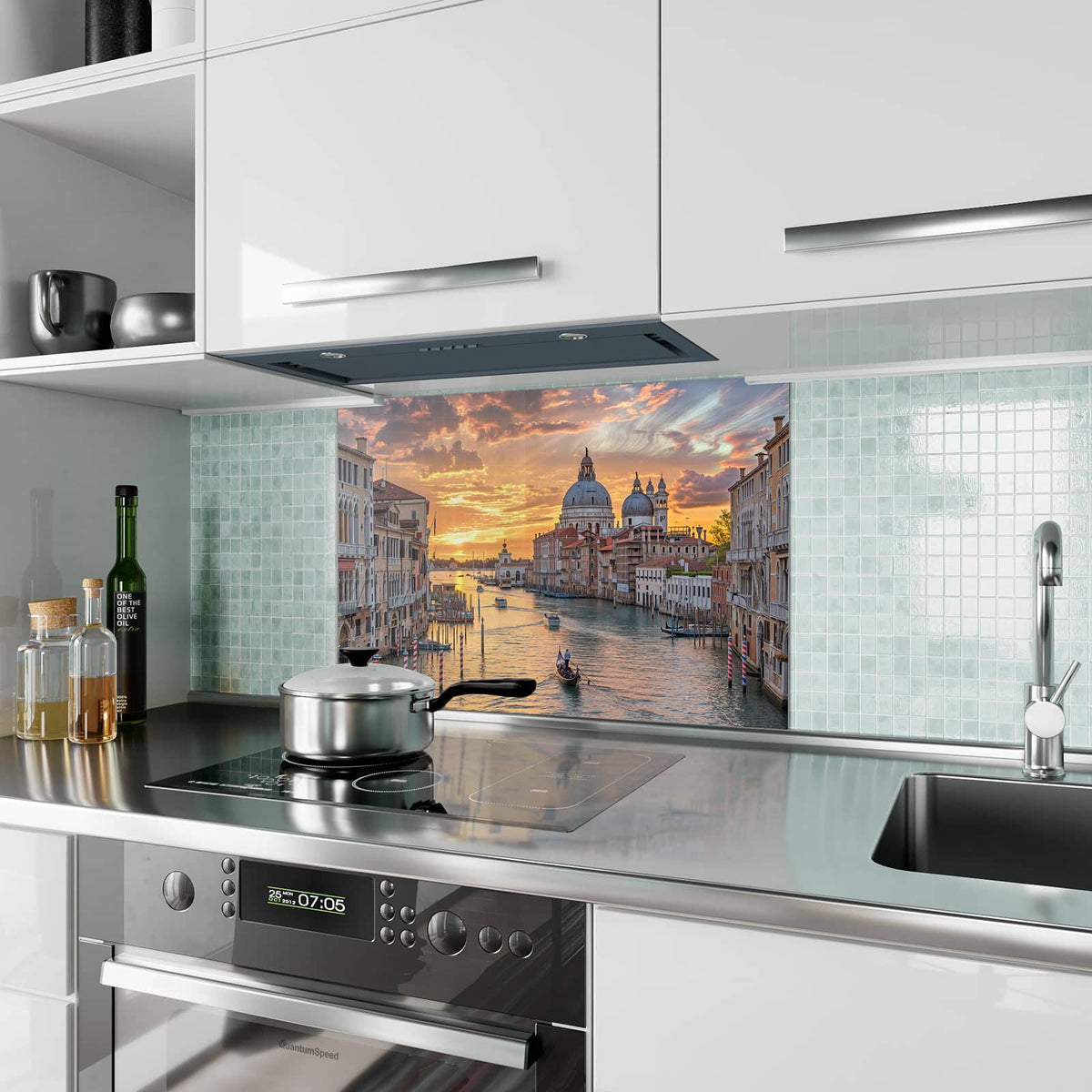 Küchenrückwand aus Glas Kanalcafé in Venedig im Hochformat als Spritzschutz hinter dem Kochfeld, über dem Fliesenspiegel montiert