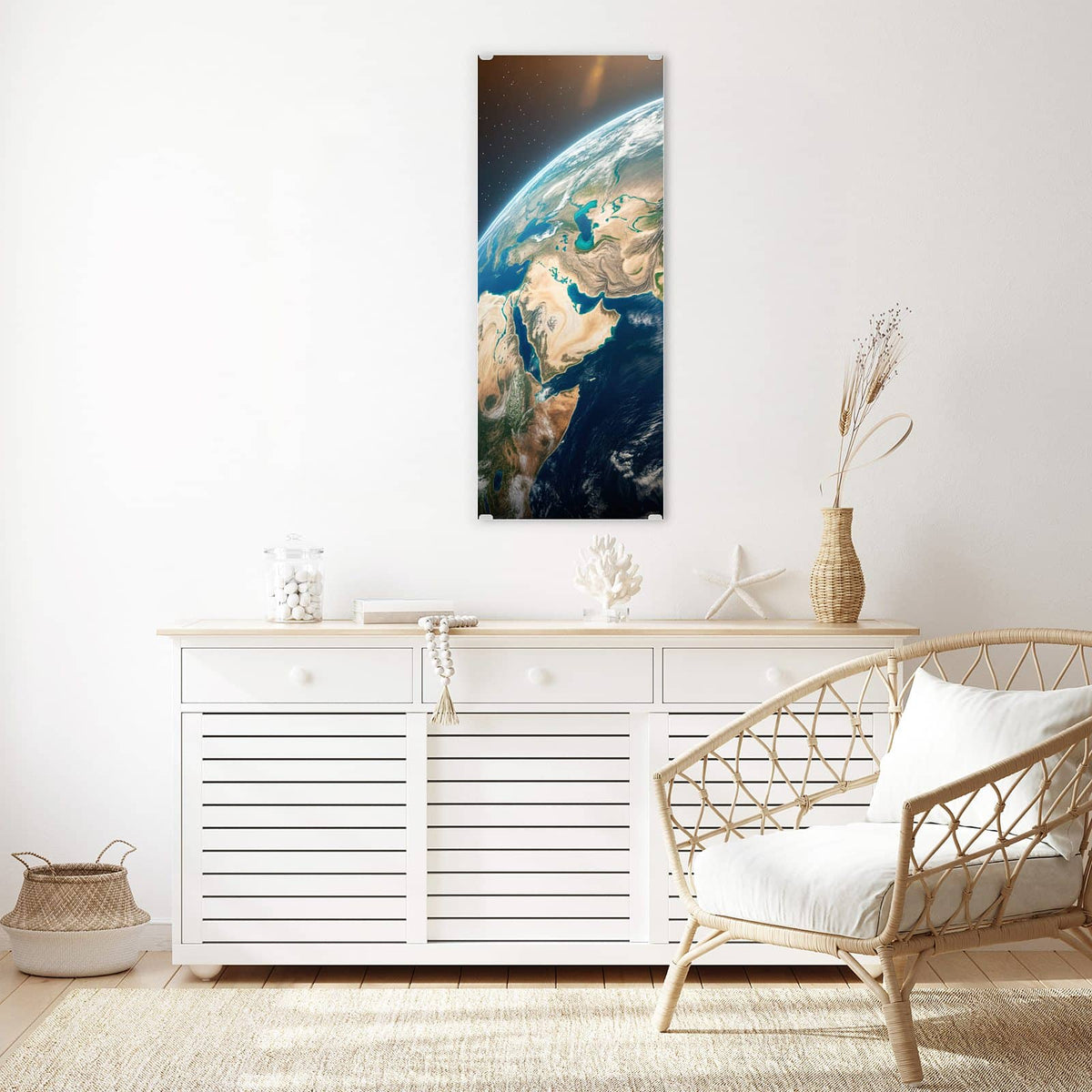 Glasbild Erdkugel mit Kontinenten an der Wand – Erdkugel groß im Bild mit Arabien, Asien und Wolkenbändern, kaum Sterne