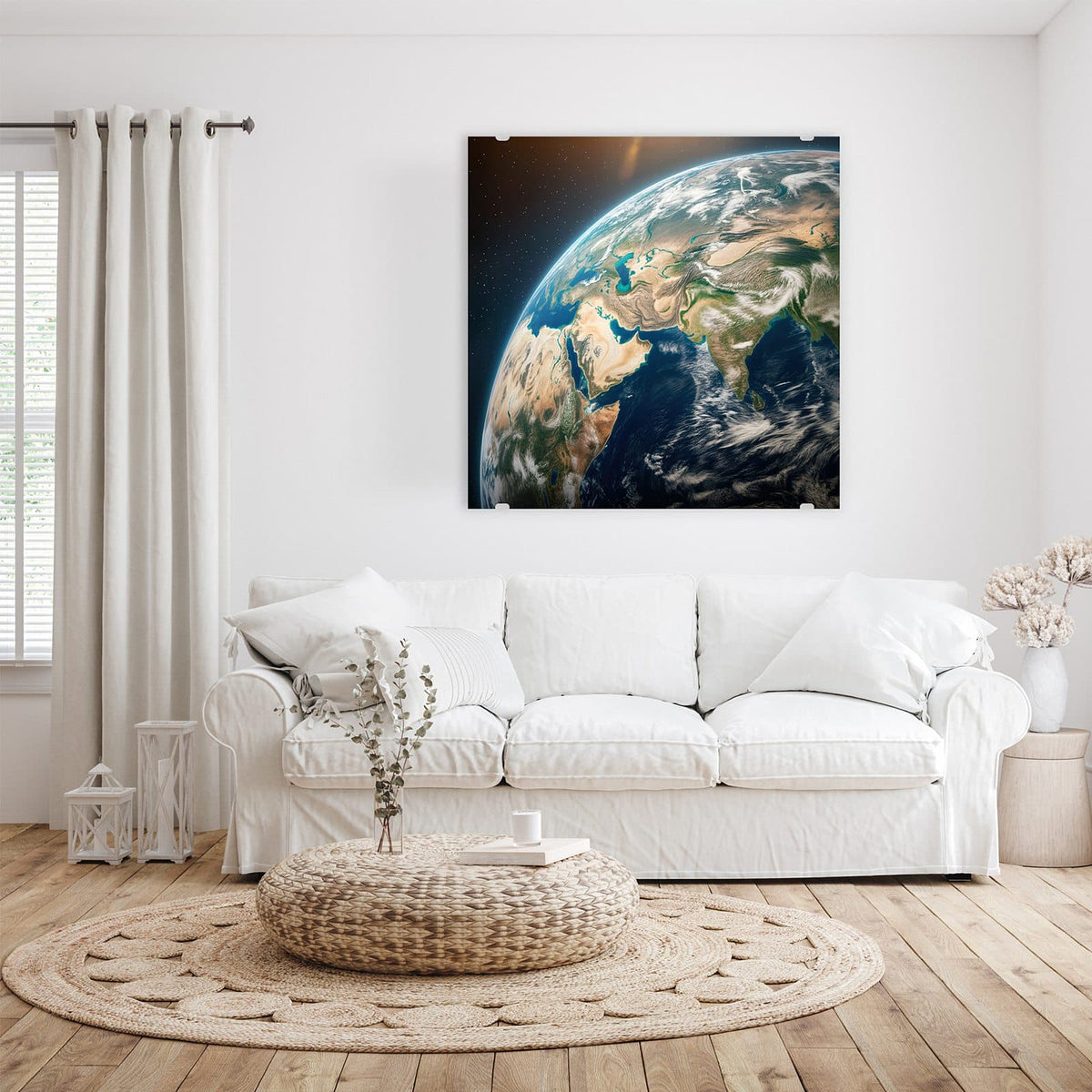 Erdkugel groß im Bild mit Arabien, Asien und Wolkenbändern, kaum Sterne