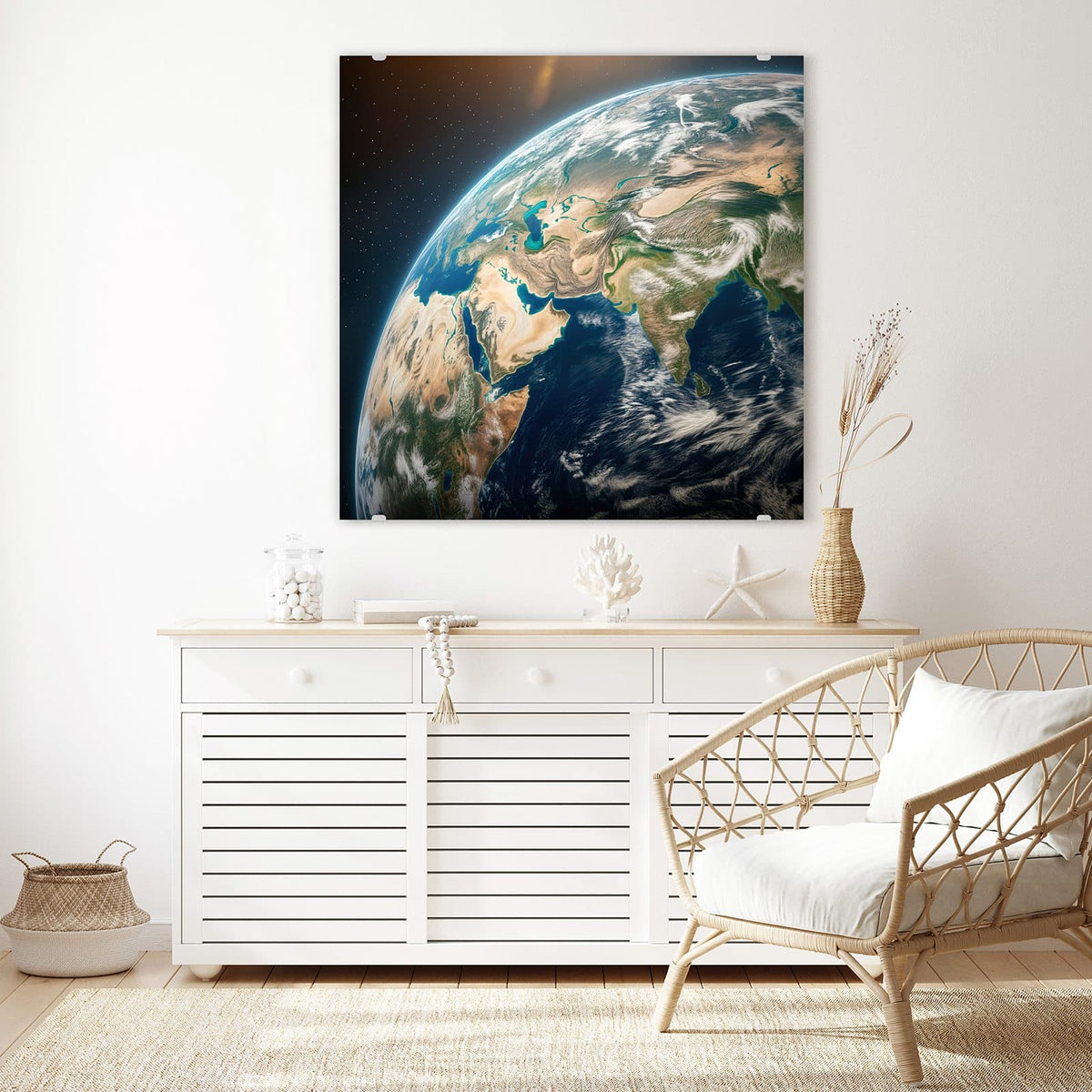 Glasbild Erdkugel mit Kontinenten an der Wand – Erdkugel groß im Bild mit Arabien, Asien und Wolkenbändern, kaum Sterne