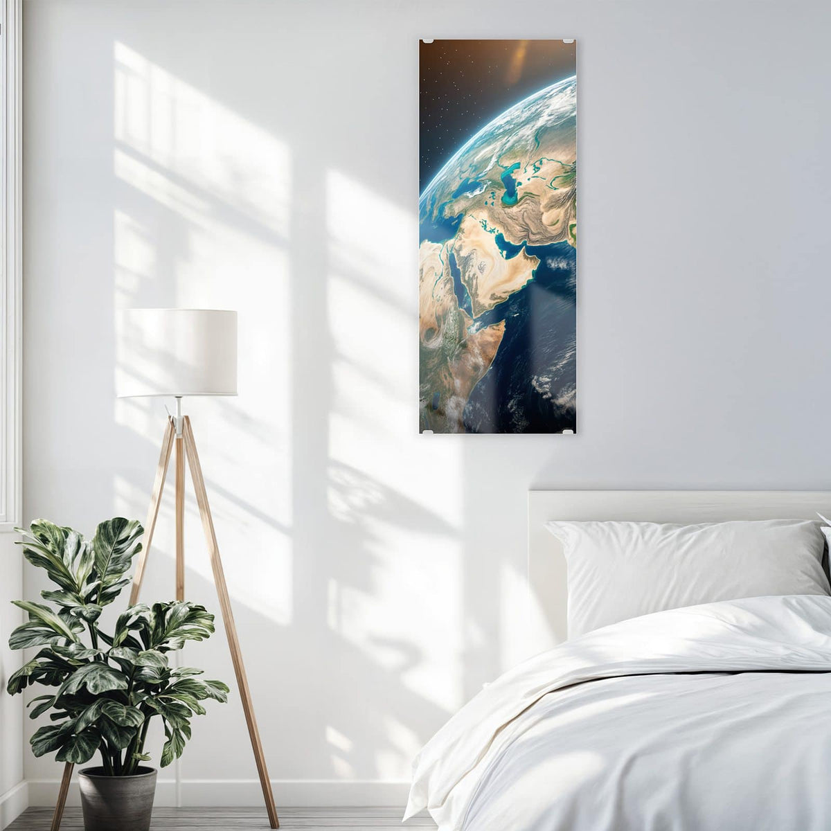 Glasbild Erdkugel mit Kontinenten an der Wand – Erdkugel groß im Bild mit Arabien, Asien und Wolkenbändern, kaum Sterne