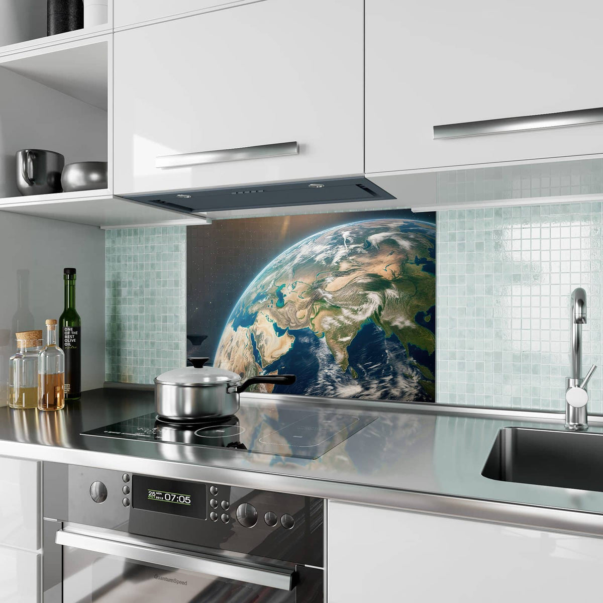 Küchenrückwand aus Glas Ozeane aus dem Orbit im Hochformat als Spritzschutz hinter dem Kochfeld, über dem Fliesenspiegel montiert