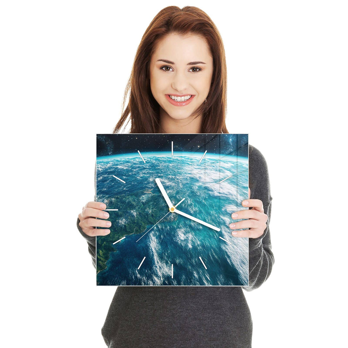 Quadratische Wanduhr aus Glas Ozeane aus dem Orbit in zwei Händen gehalten – Größenvergleich, 30 × 30 cm