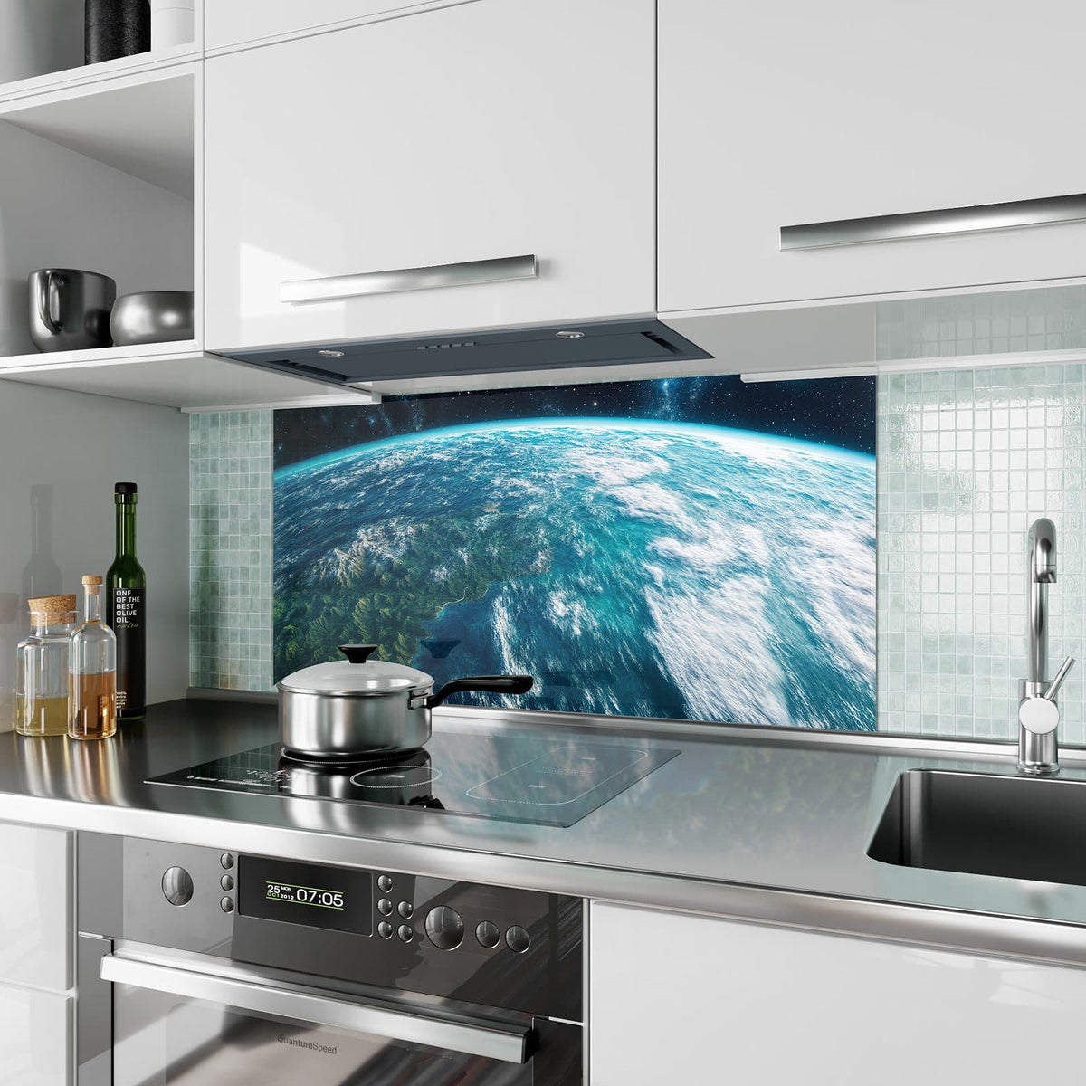 Küchenrückwand aus Glas Ozeane aus dem Orbit im Hochformat als Spritzschutz hinter dem Kochfeld, über dem Fliesenspiegel montiert