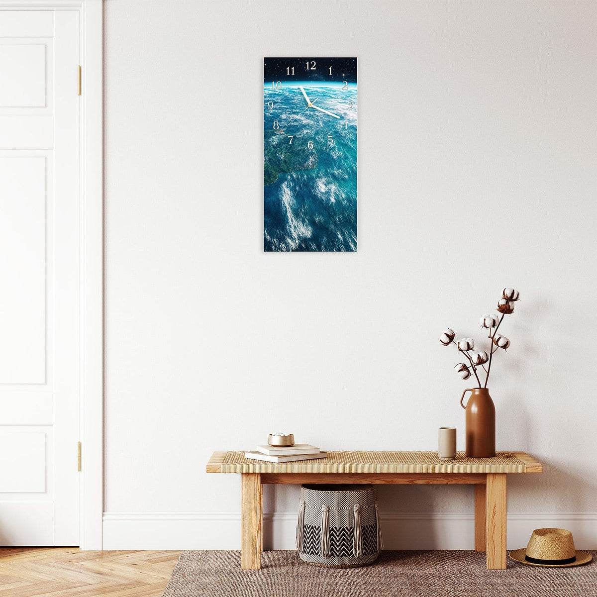 Moderne Wanduhr aus Glas mit Farbtiefe – Wanduhr Wunderschöne Erde aus Glas – Hochformat 30 × 60 cm