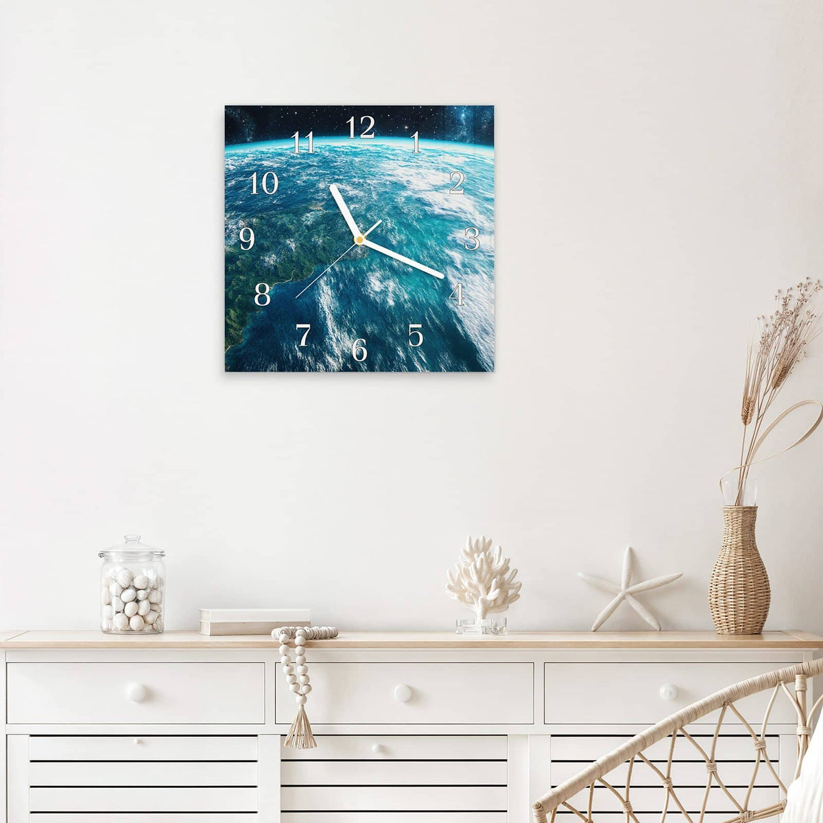 Quadratische Wanduhr aus Glas Ozeane aus dem Orbit mit Ziffernblatt Klassisch über einem weißen Sideboard