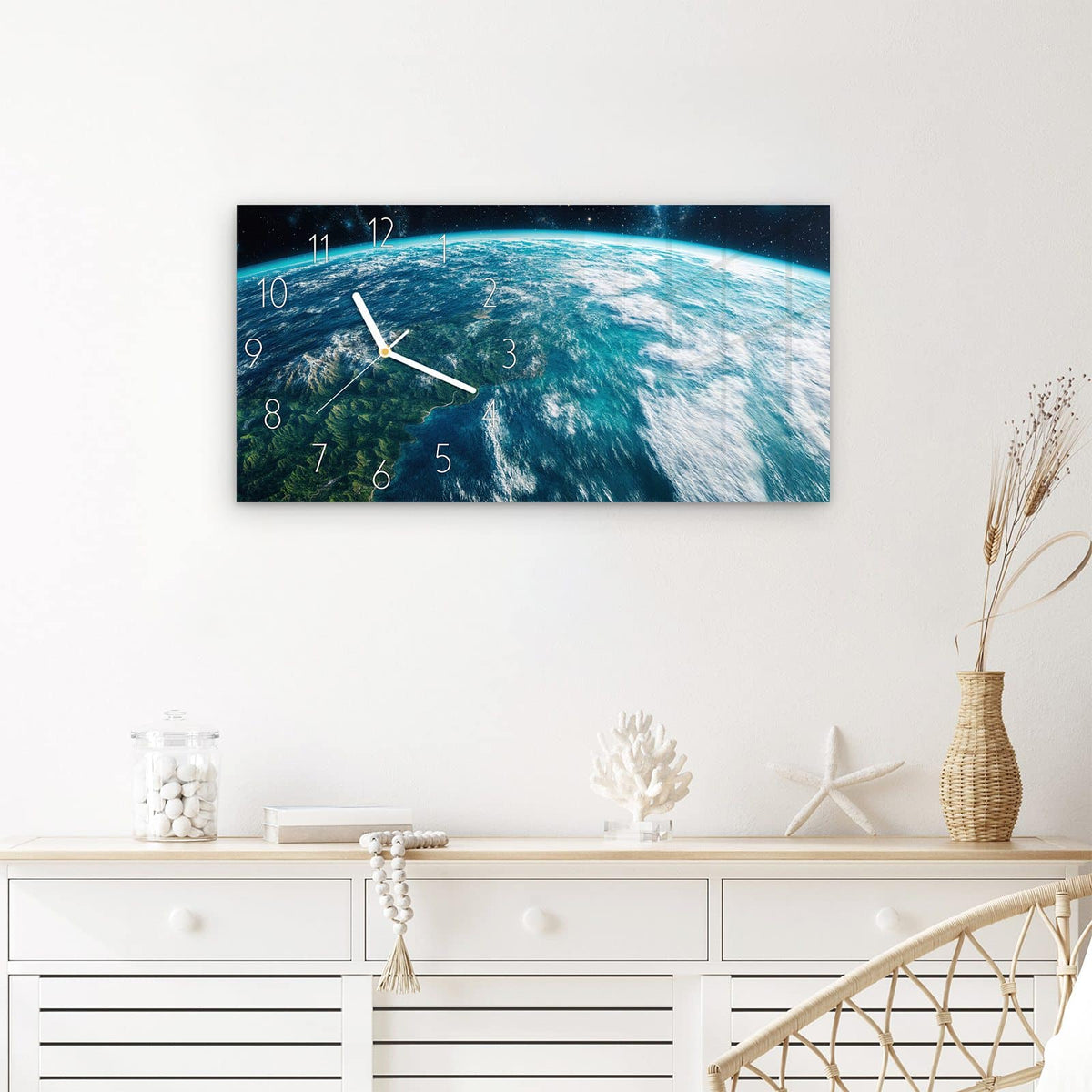 Wanduhr Wunderschöne Erde aus Glas – Querformat 60 × 30 cm – Halb beleuchtete Erde mit Sternen
