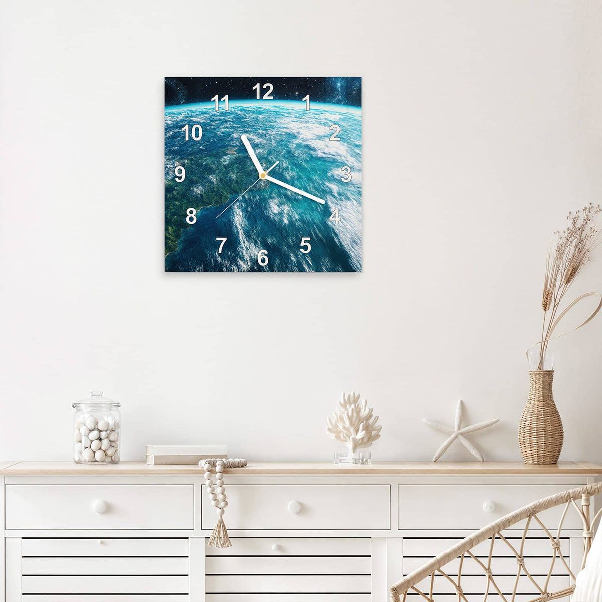 Quadratische Wanduhr aus Glas Ozeane aus dem Orbit mit Ziffernblatt Modern über einem weißen Sideboard