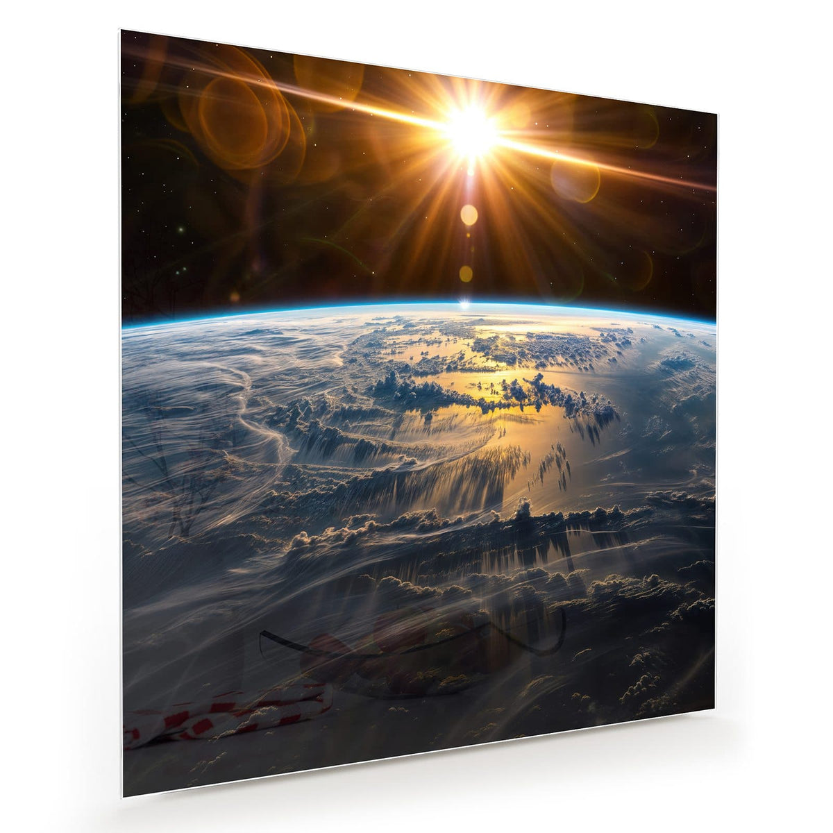 Sonne bricht als goldener Stern über der Erdkrümmung hervor, Wolkendecke darunter