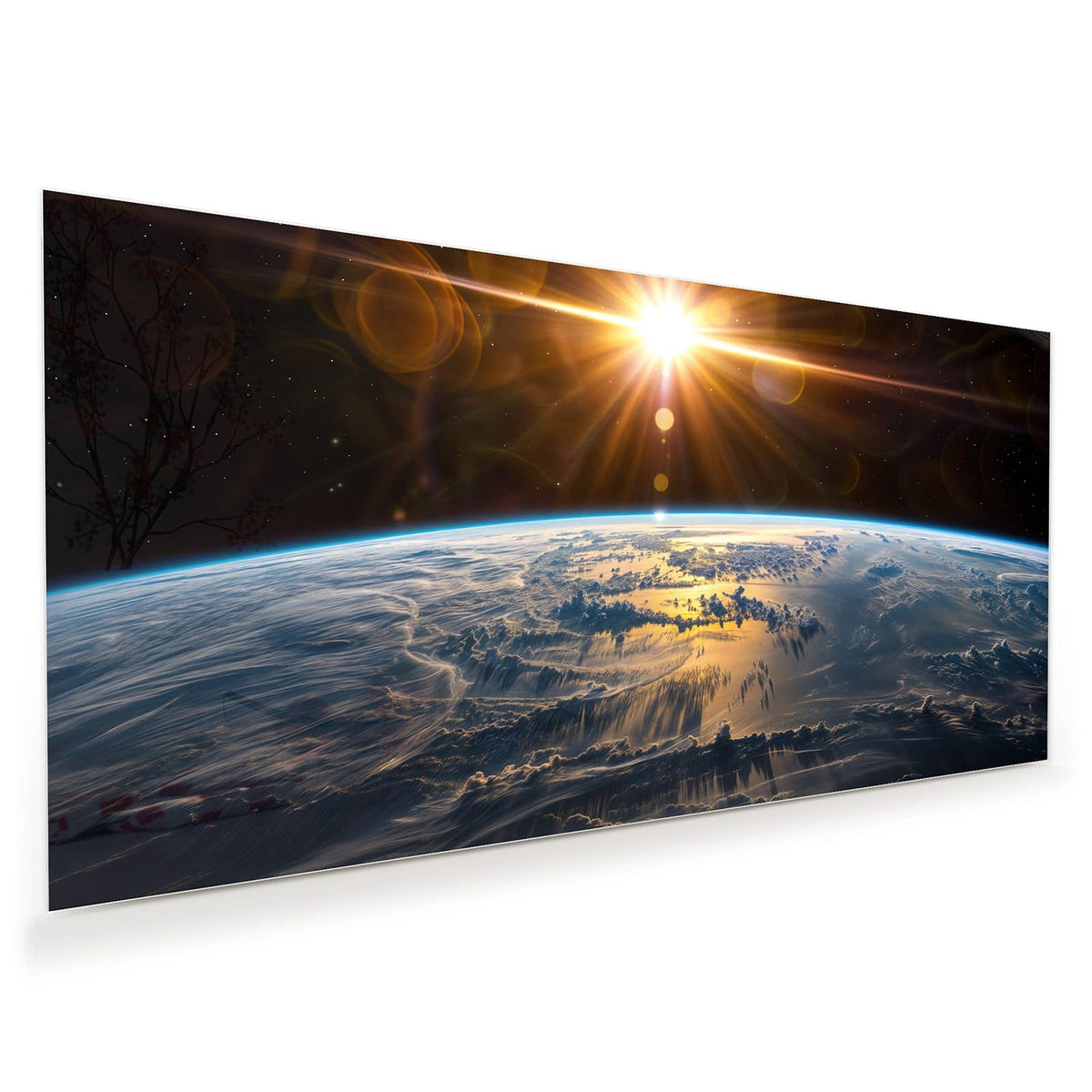 Sonne bricht als goldener Stern über der Erdkrümmung hervor, Wolkendecke darunter