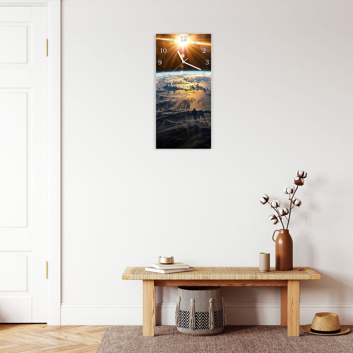 Moderne Wanduhr aus Glas mit Farbtiefe – Wanduhr Sonnenaufgang & Erde aus Glas – Hochformat 30 × 60 cm