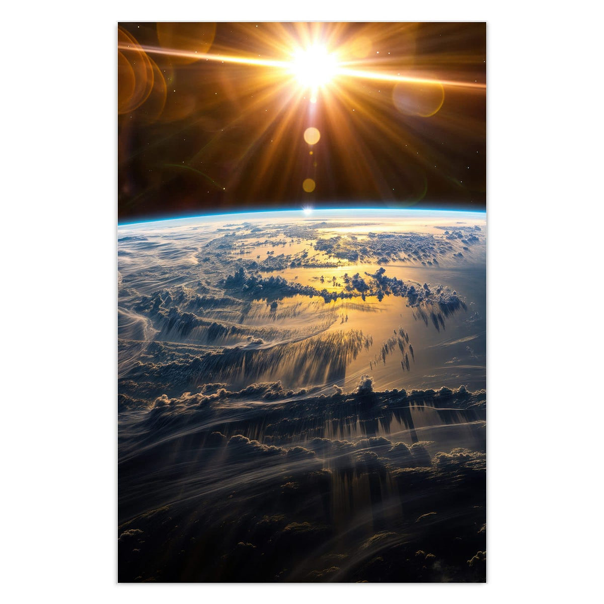 Sonne bricht als goldener Stern über der Erdkrümmung hervor, Wolkendecke darunter