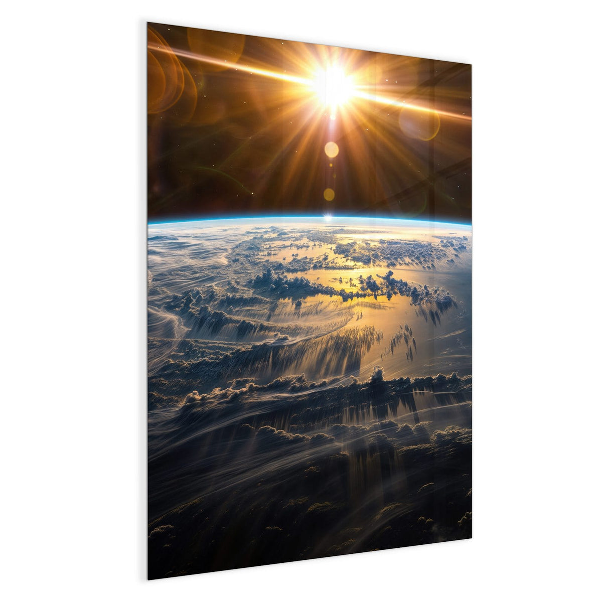 Sonne bricht als goldener Stern über der Erdkrümmung hervor, Wolkendecke darunter