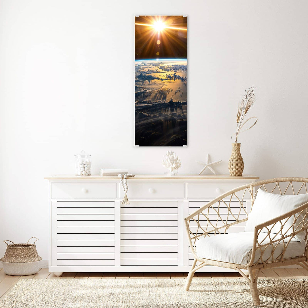 Sonne bricht als goldener Stern über der Erdkrümmung hervor, Wolkendecke darunter