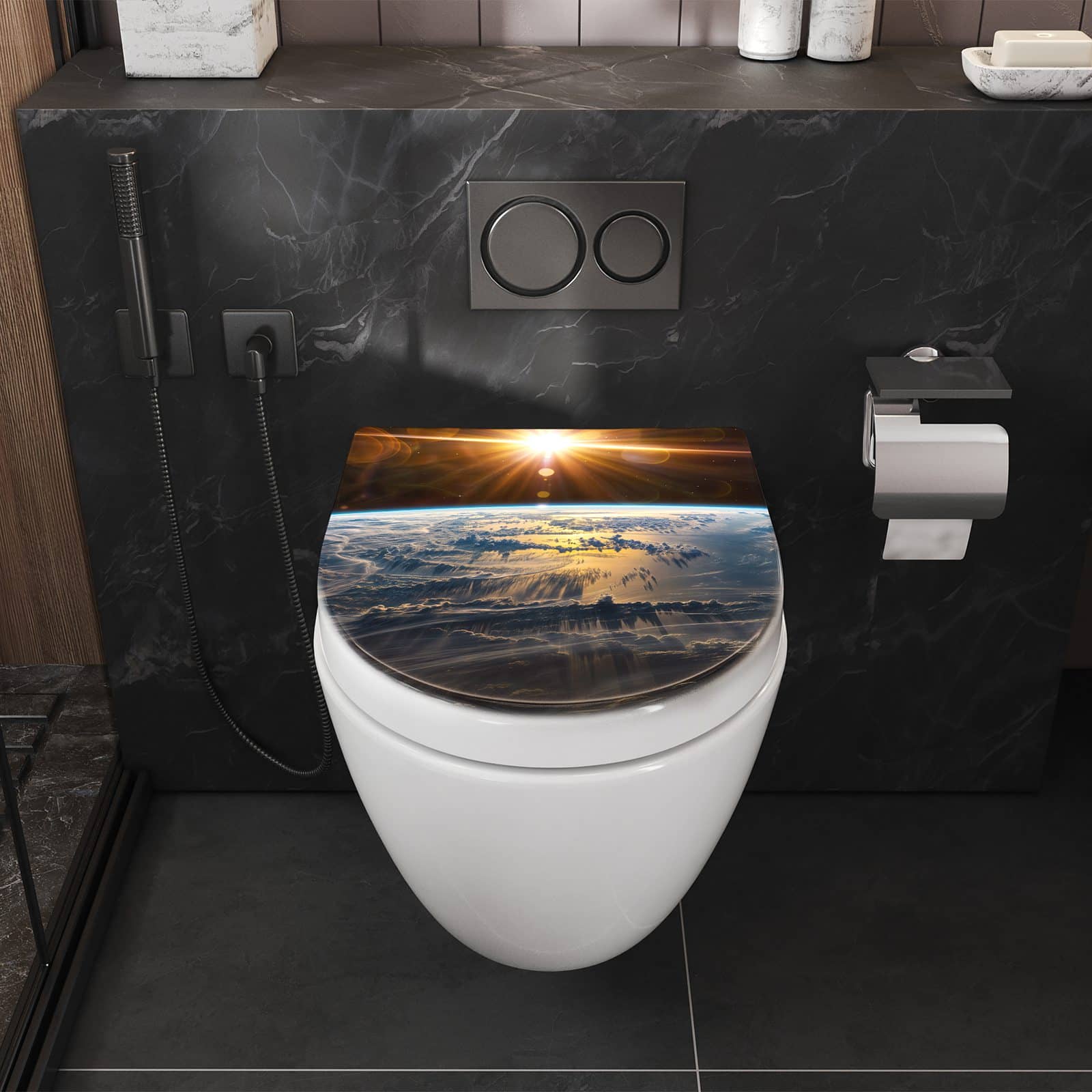 UV-beständiger ausgefallener WC-Deckel mit Motiv Sonnenaufgang & Erde in Badezimmer perspektive von vorne