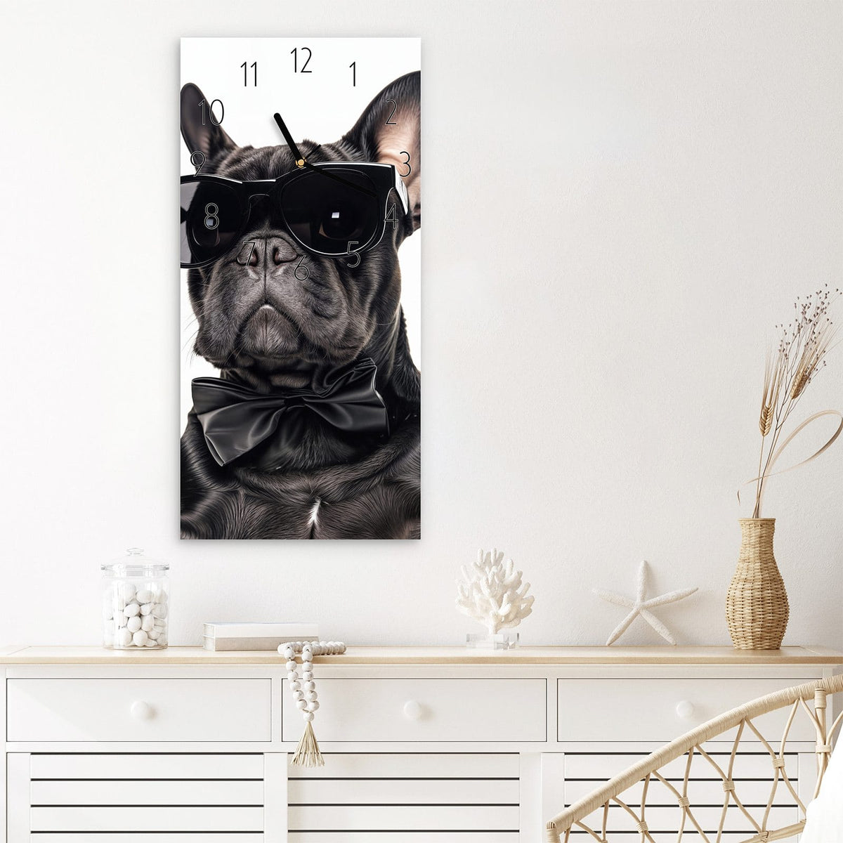 Wanduhr Sonnenbrillenhund aus Glas – Bulldogge mit Sonnenbrille und Sekt