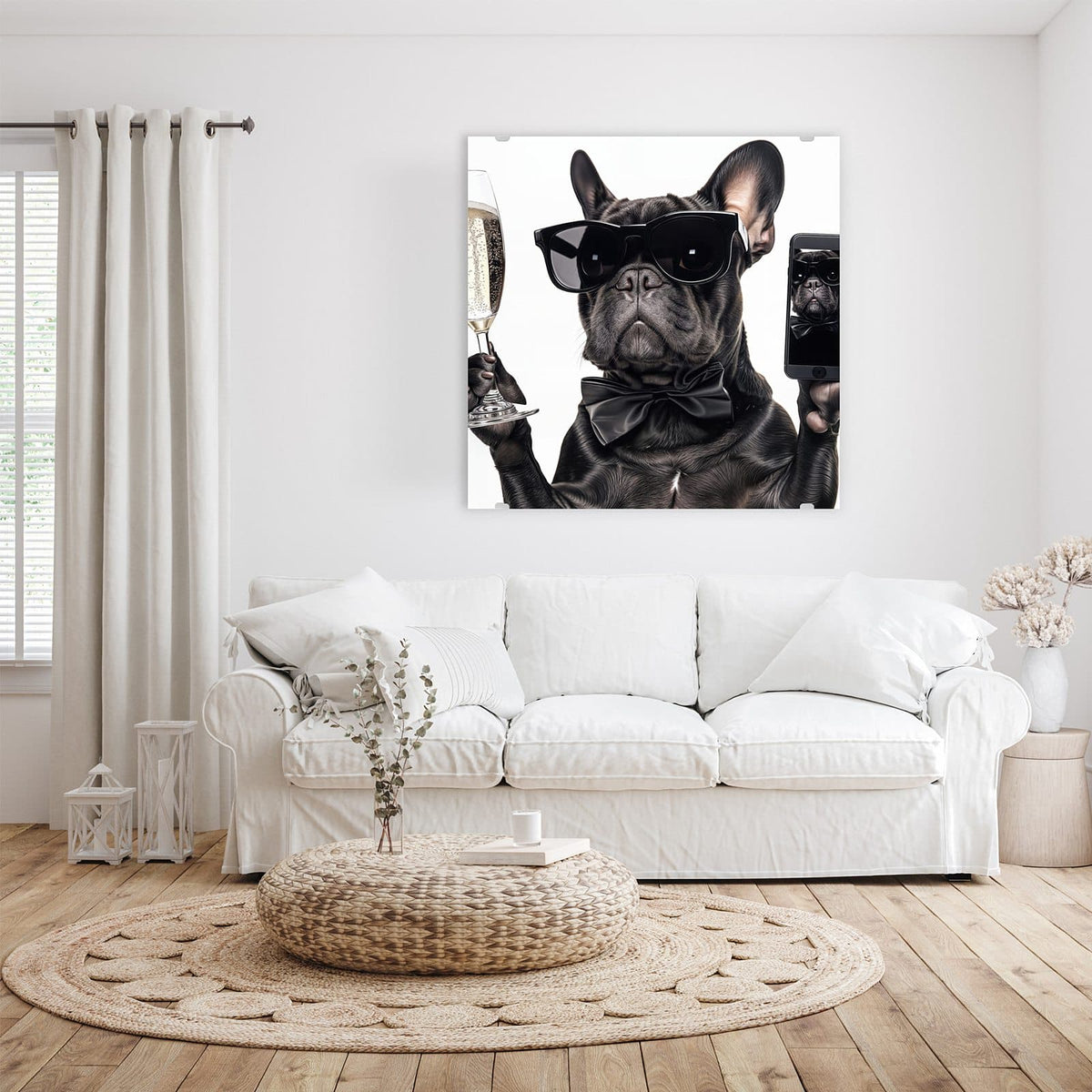Glasbild Hund mit Sonnenbrille an der Wand – Französische Bulldogge mit schwarzer Sonnenbrille und Fliege, hält Sektglas und Smartphone