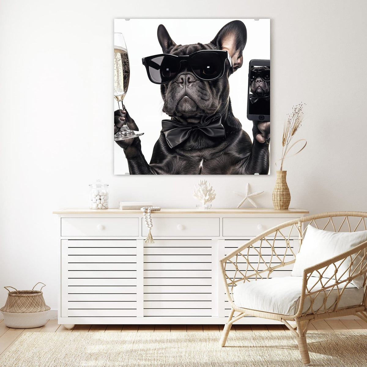 Glasbild Hund mit Sonnenbrille an der Wand – Französische Bulldogge mit schwarzer Sonnenbrille und Fliege, hält Sektglas und Smartphone