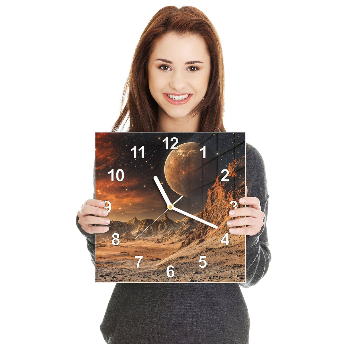 Quadratische Wanduhr aus Glas Planet über der Wüste in zwei Händen gehalten – Größenvergleich, 30 × 30 cm