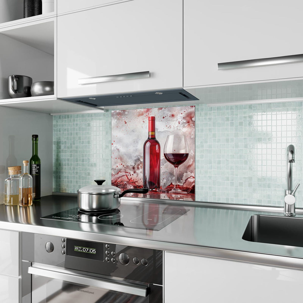 Küchenrückwand aus Glas Weinflasche im Spritzer im quadratischen Format als Spritzschutz hinter dem Kochfeld, über dem Fliesenspiegel montiert