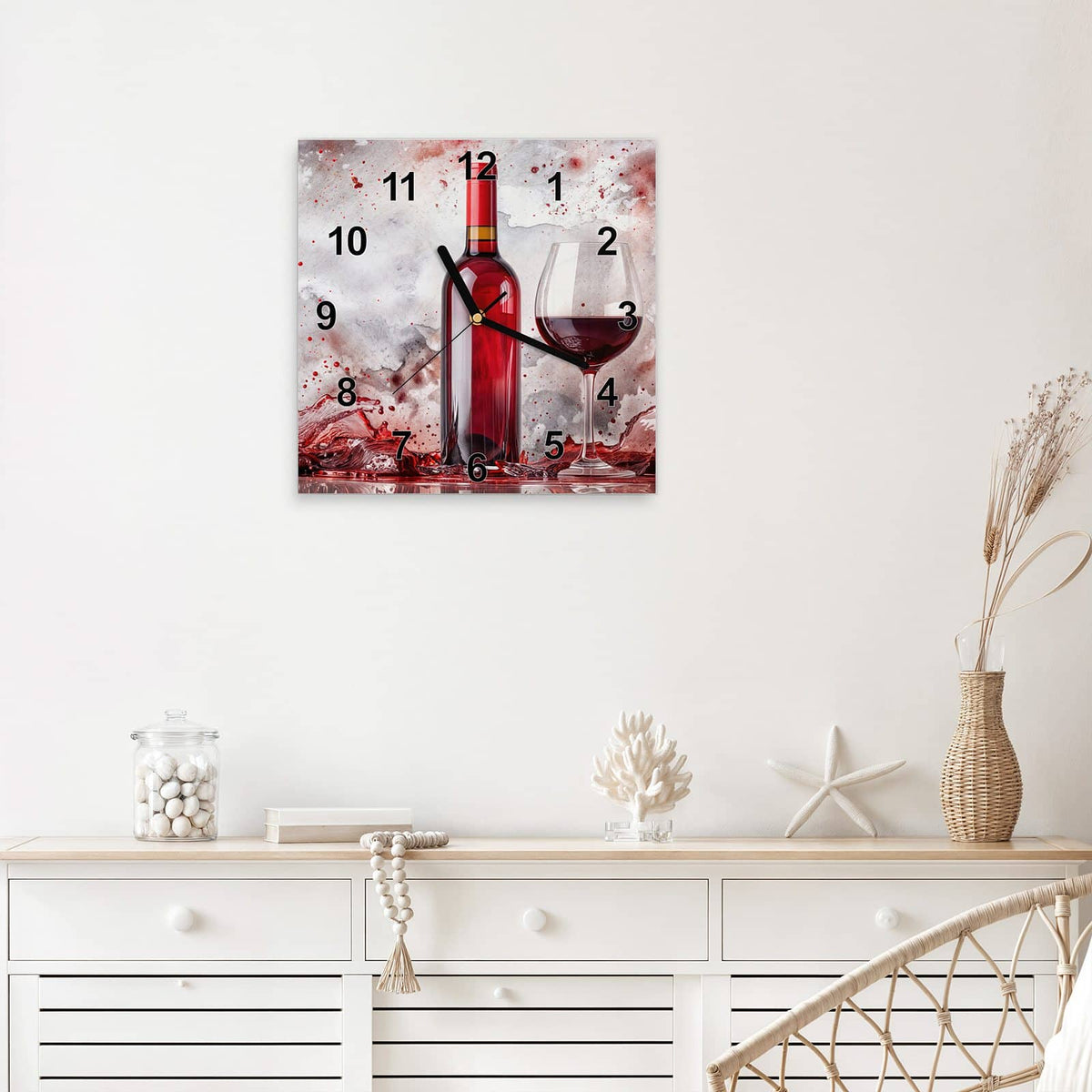 Quadratische Wanduhr aus Glas Weinflasche im Spritzer mit Ziffernblatt Modern über einem weißen Sideboard