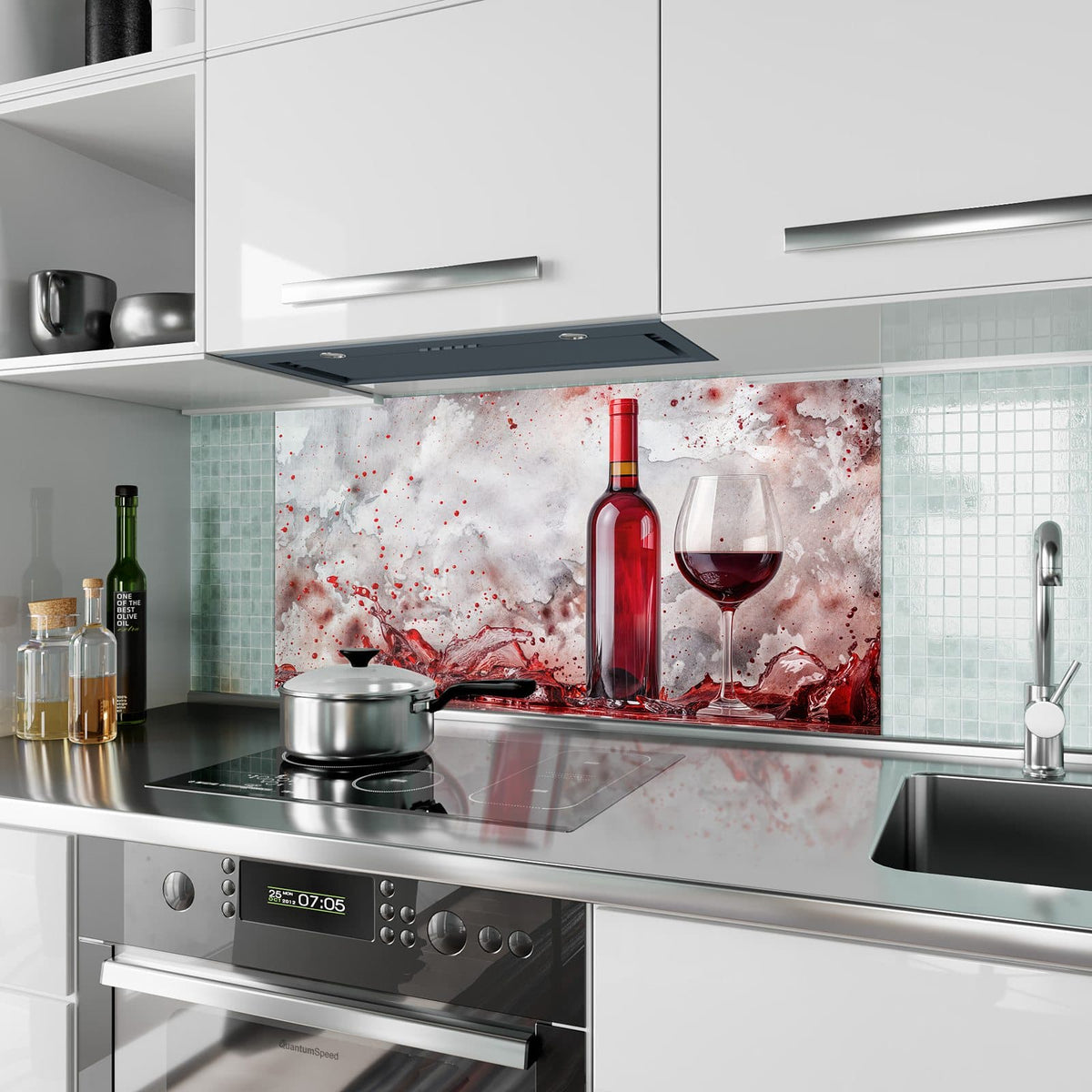 Küchenrückwand aus Glas Weinflasche im Spritzer im Hochformat als Spritzschutz hinter dem Kochfeld, über dem Fliesenspiegel montiert