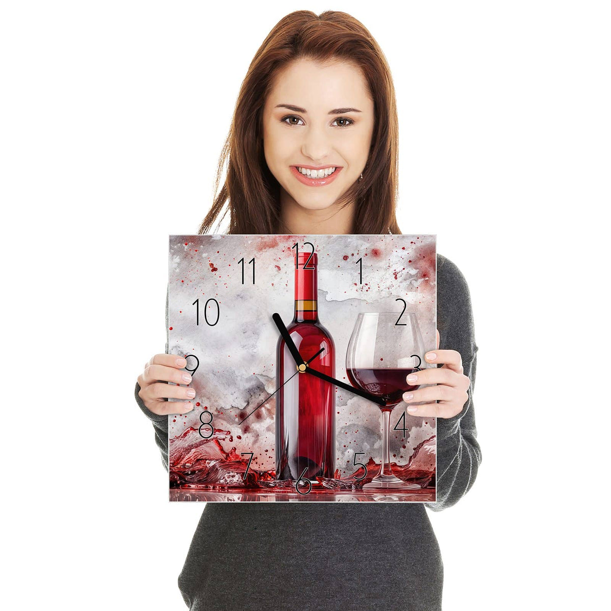 Quadratische Wanduhr aus Glas Weinflasche im Spritzer in zwei Händen gehalten – Größenvergleich, 30 × 30 cm