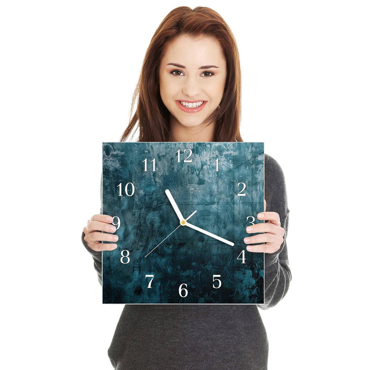 Quadratische Wanduhr aus Glas Petrolblaue Wand in zwei Händen gehalten – Größenvergleich, 30 × 30 cm