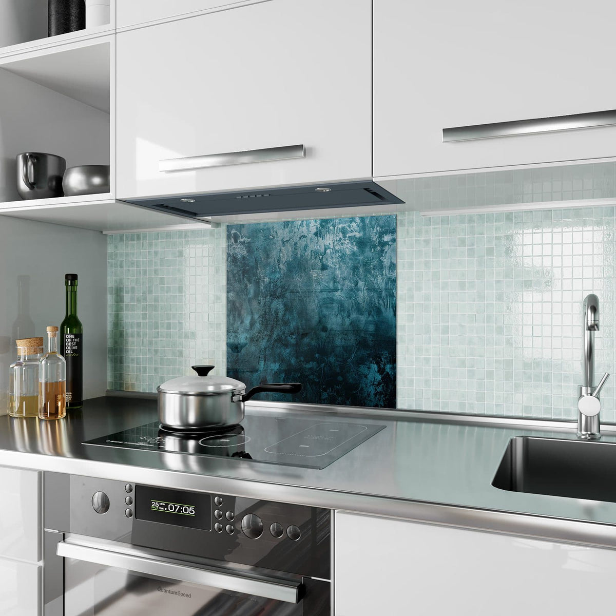 Küchenrückwand aus Glas Petrolblaue Wand im quadratischen Format als Spritzschutz hinter dem Kochfeld, über dem Fliesenspiegel montiert