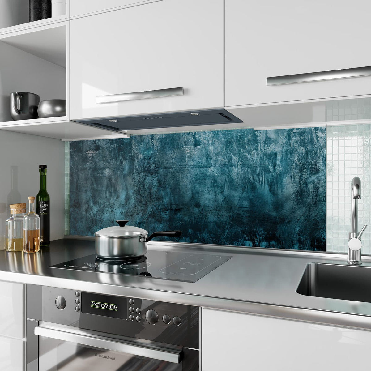 Küchenrückwand aus Glas Petrolblaue Wand im Hochformat als Spritzschutz hinter dem Kochfeld, über dem Fliesenspiegel montiert