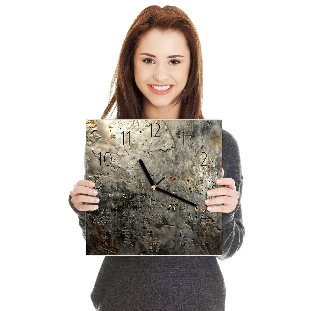Narbiges graues Metall mit tiefen Poren, dunklen Flecken und goldbraunen Rostspuren