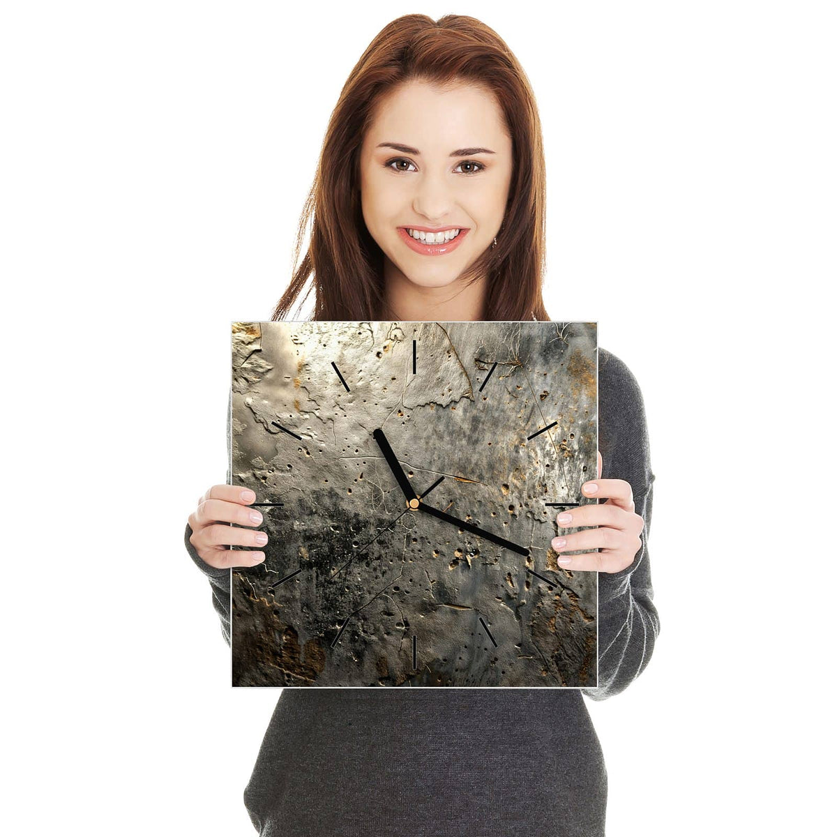 Quadratische Wanduhr aus Glas Zerfressenes Metall in zwei Händen gehalten – Größenvergleich, 30 × 30 cm