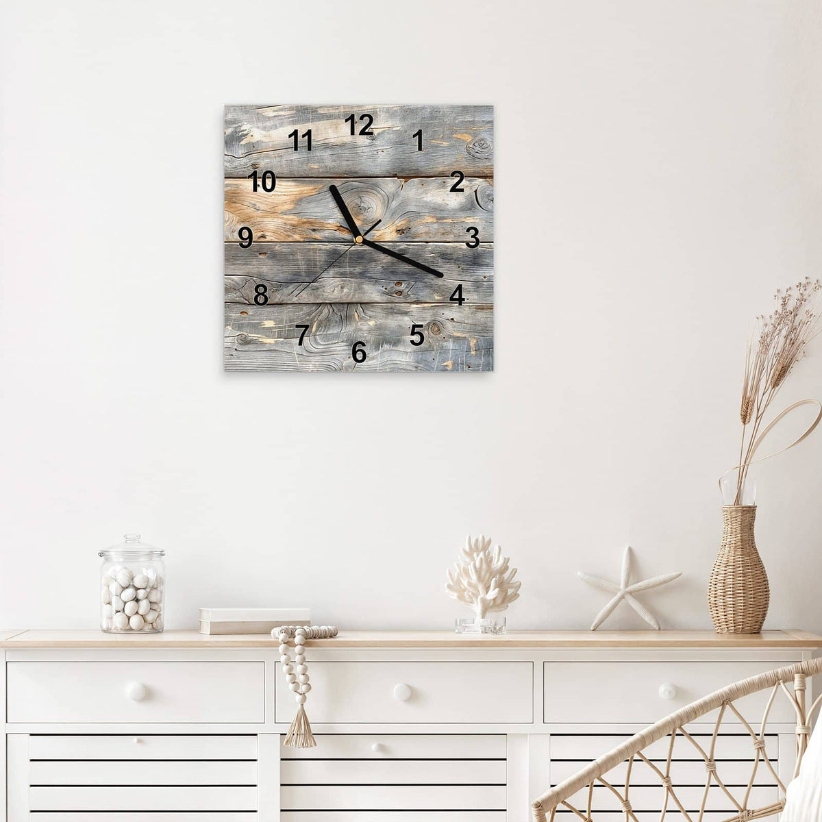 Quadratische Wanduhr aus Glas Graue Holzplanken mit Ziffernblatt Modern über einem weißen Sideboard